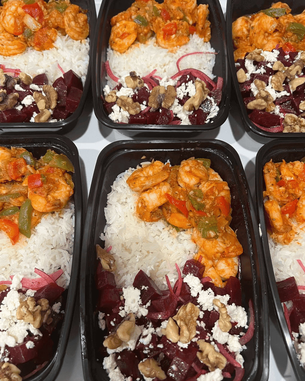 Camarones en salsa con arroz blanco y ensalada de remolacha con nueces.