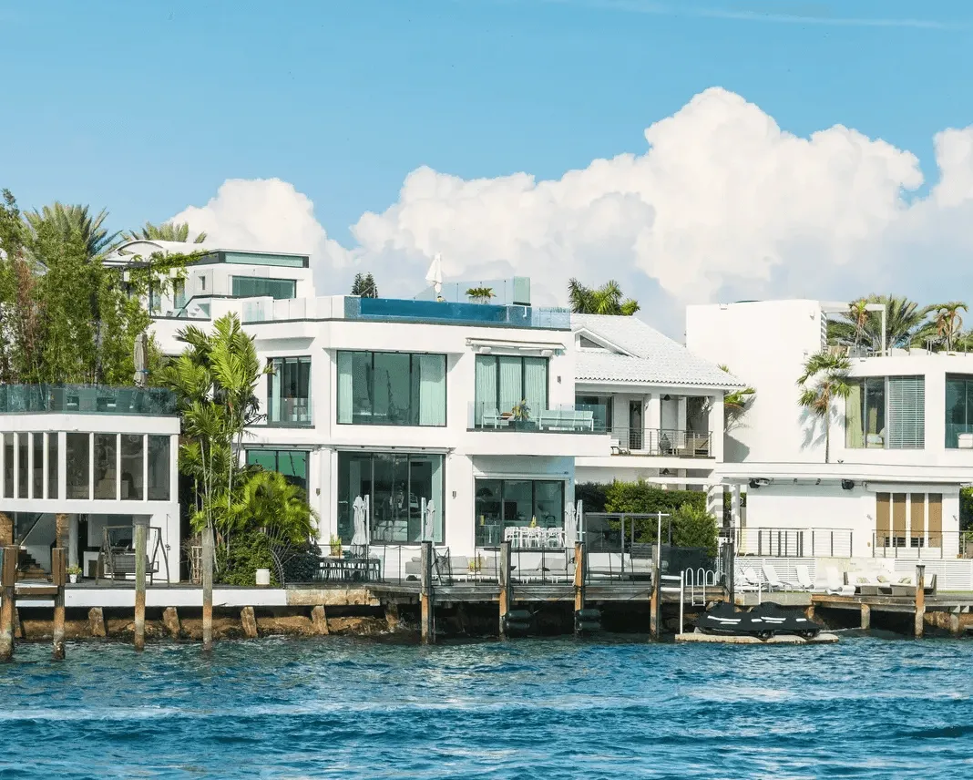 A luxurious waterfront beachouse