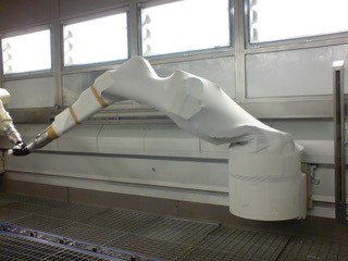 Lackierroboter mit einer weißen textilen Schutzhülle