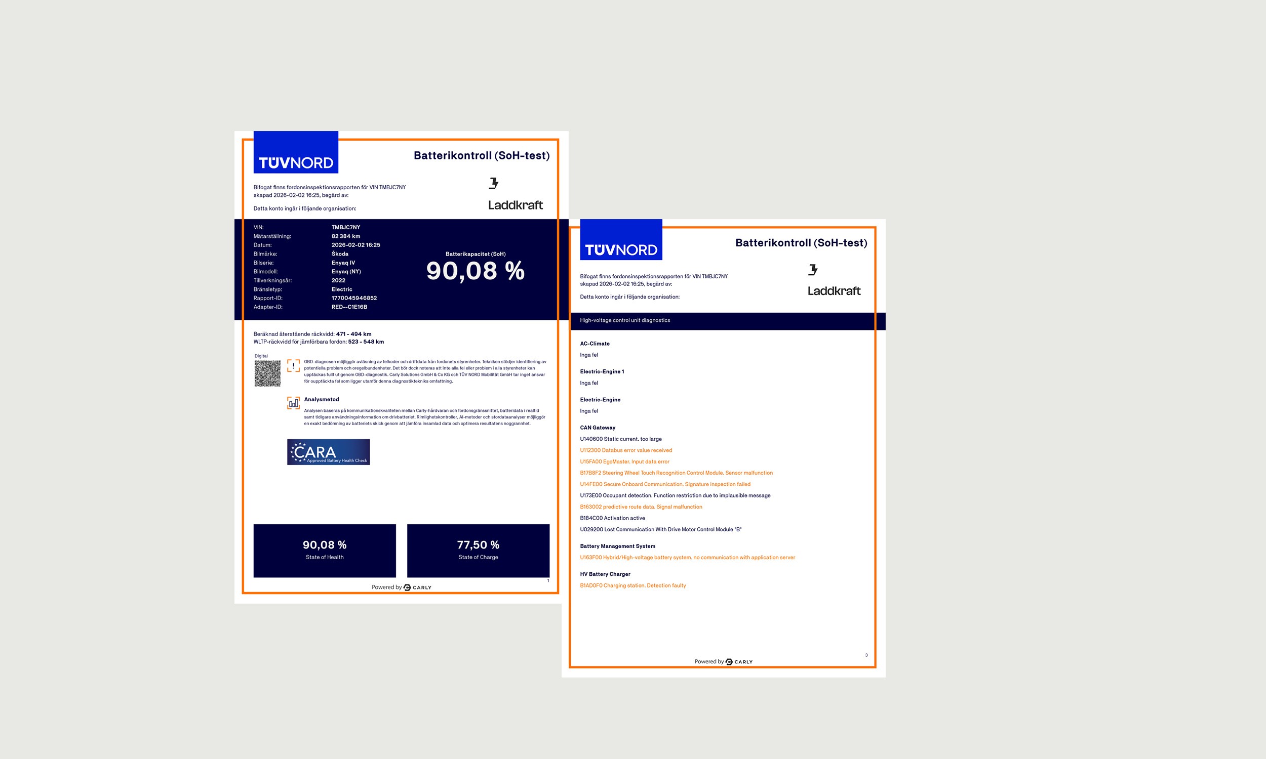 En person håller upp en mobiltelefon i en Tesla som visar resultatet från ett batteritest.