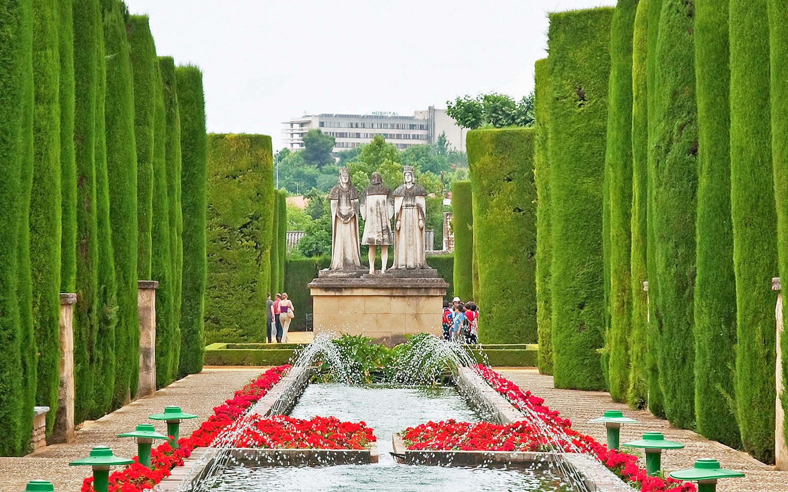Statuen und Brunnen in den Gärten des Alcázar von Córdoba.