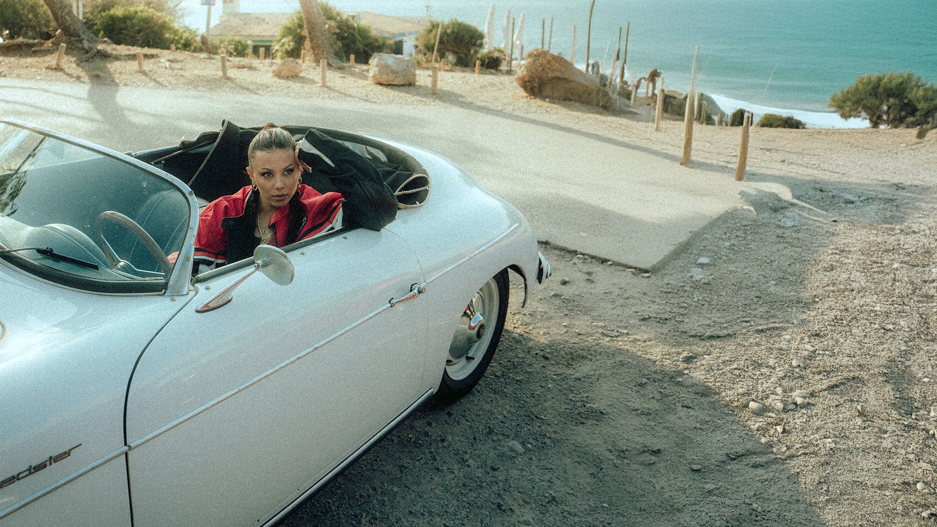 shari, sängerin in porsche 1 oldtimer on mallorca island in sunshine