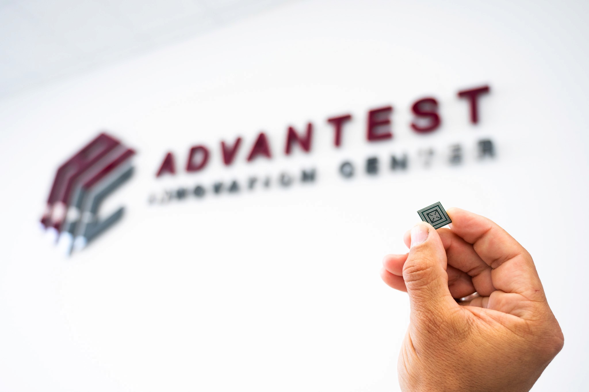 Echipament de testare a semiconductorilor în laboratorul Advantest (Germania)