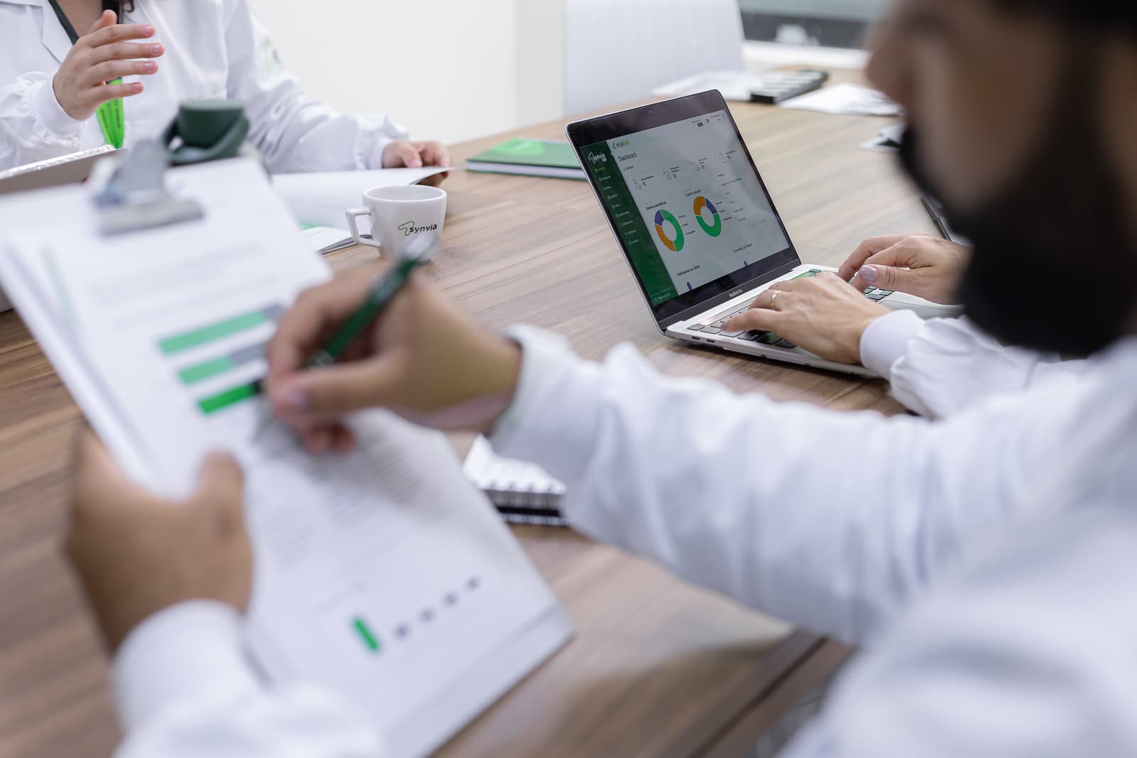 Especialistas da Synvia realizando análises estatísticas e interpretação de dados para estudos clínicos
