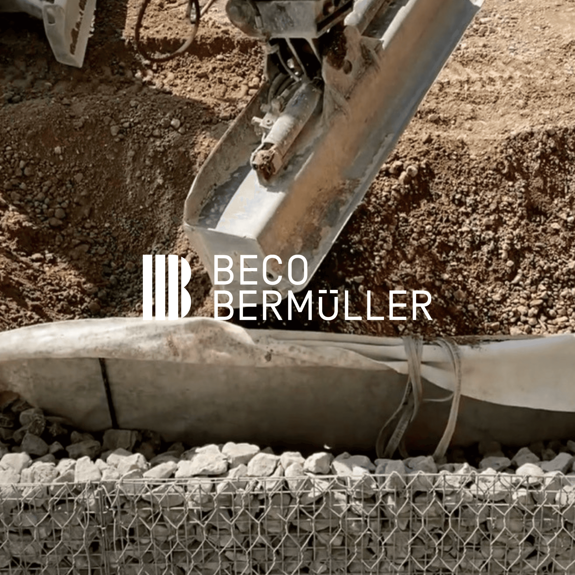 Detailaufnahme eines Arbeitsschritts des Aufbauprozesses des Mineral-Terramesh-Systems mit Beco Bermüller Logo.