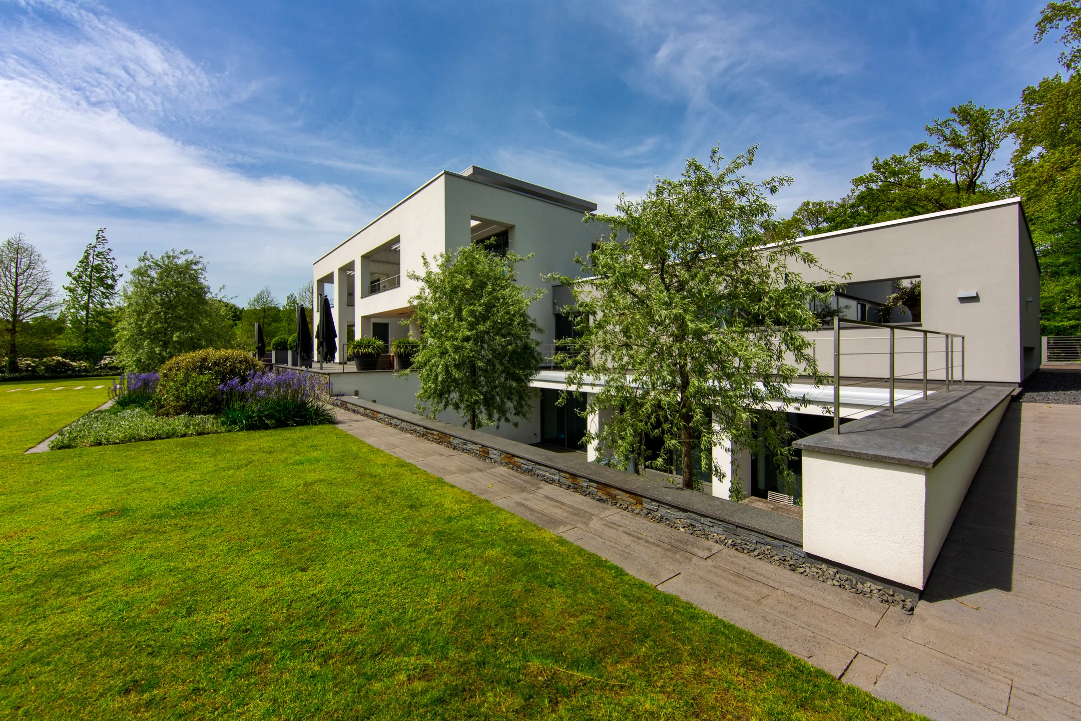Landelijke villa met rieten dak en weelderige tuin