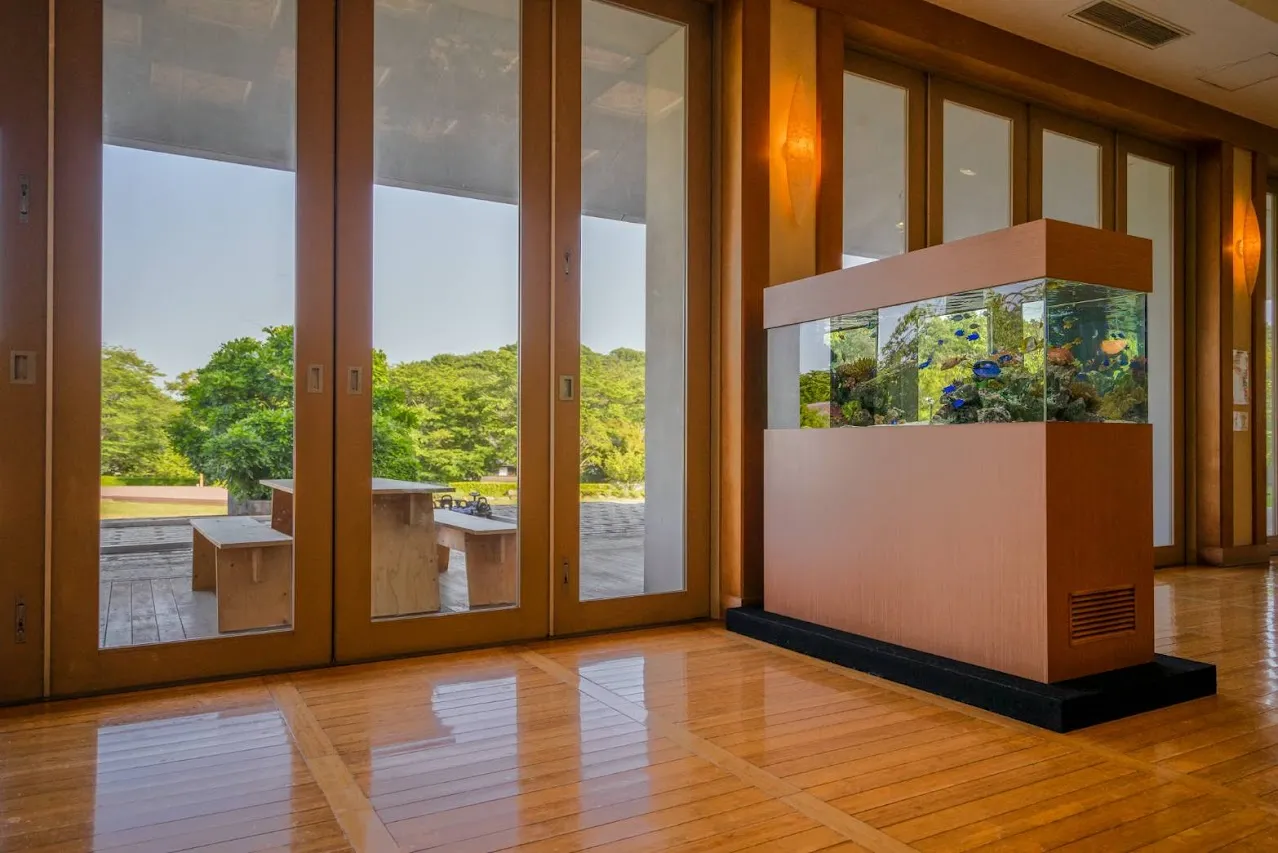 道の駅に設置された大型マリンアクアリウム