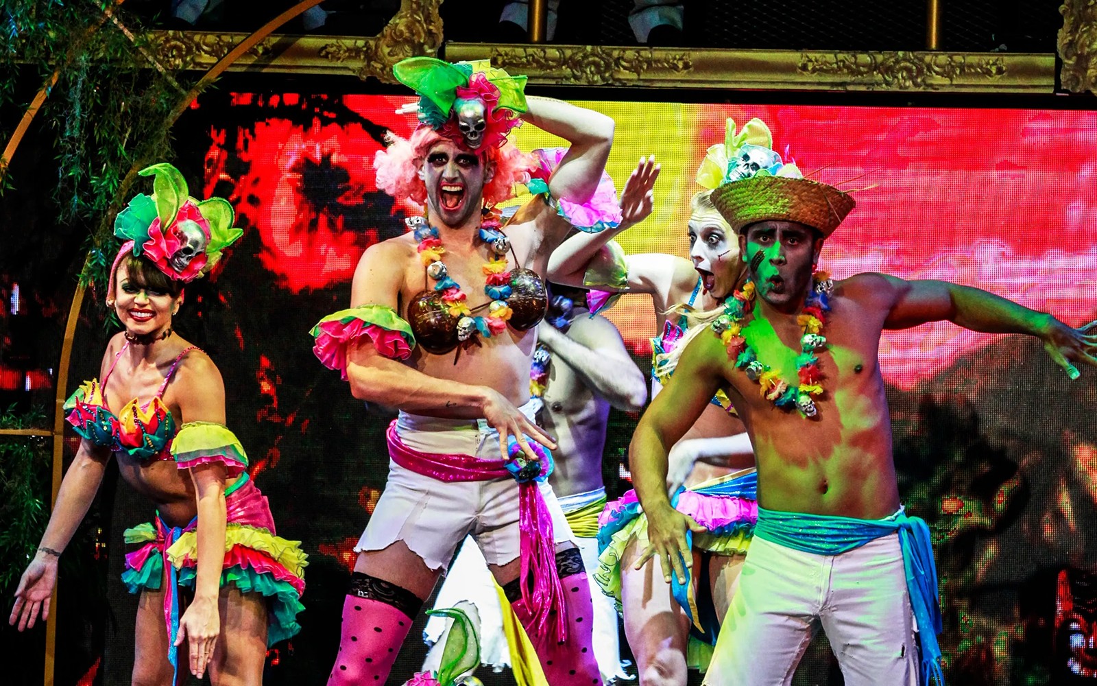 表演者穿着色彩鲜艳的服装在僵尸滑稽表演的舞台上演出。