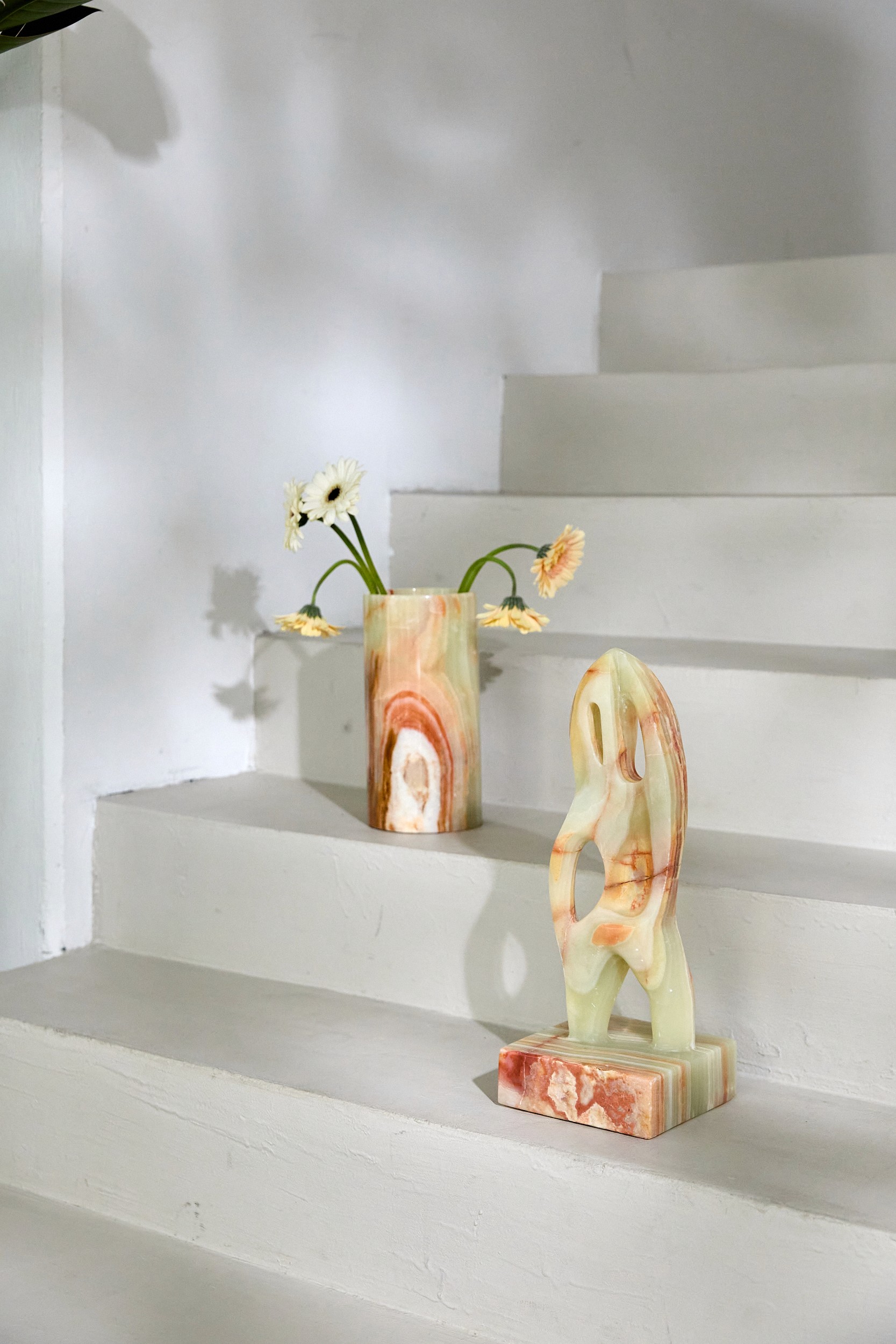 Onyx-Vase und Skulptur auf Treppe