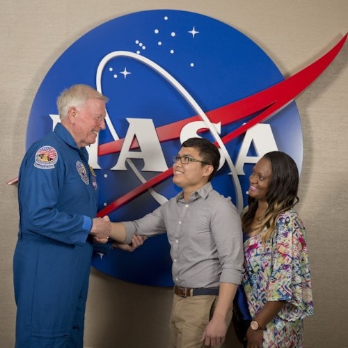 PRATA MED EN ASTRONAUT