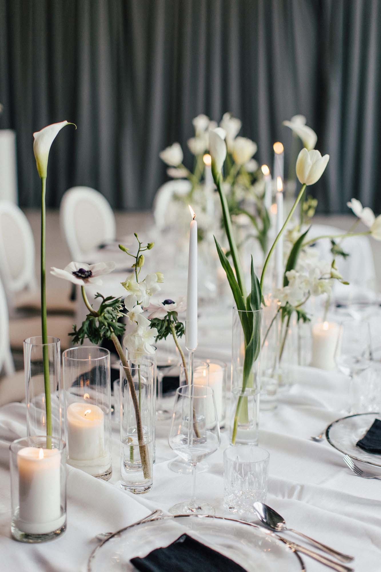 Blumendekoration in Weiß. 