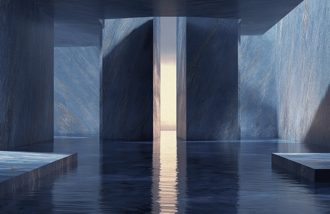 Uma renderização digital abstrata e minimalista de um interior monumental feito de blocos de pedra azul-acinzentada, sugerindo um templo ou estrutura moderna. O piso está coberto por uma fina camada de água reflexiva. Um feixe de luz vertical e estreito no centro revela um pôr do sol ou nascer do sol claro e brilhante no horizonte, com reflexos cintilantes na água.