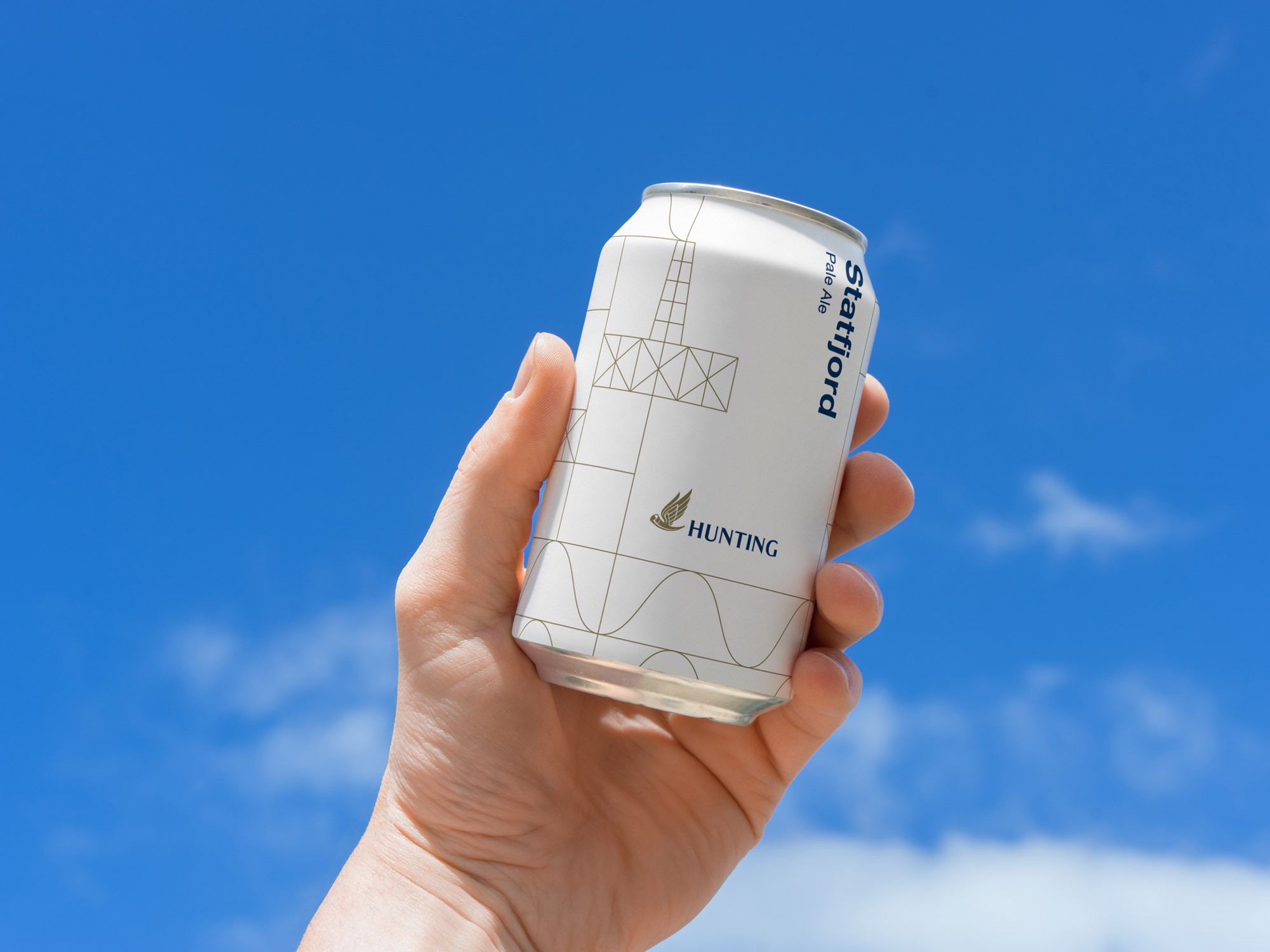 hand holding a can of pale ale