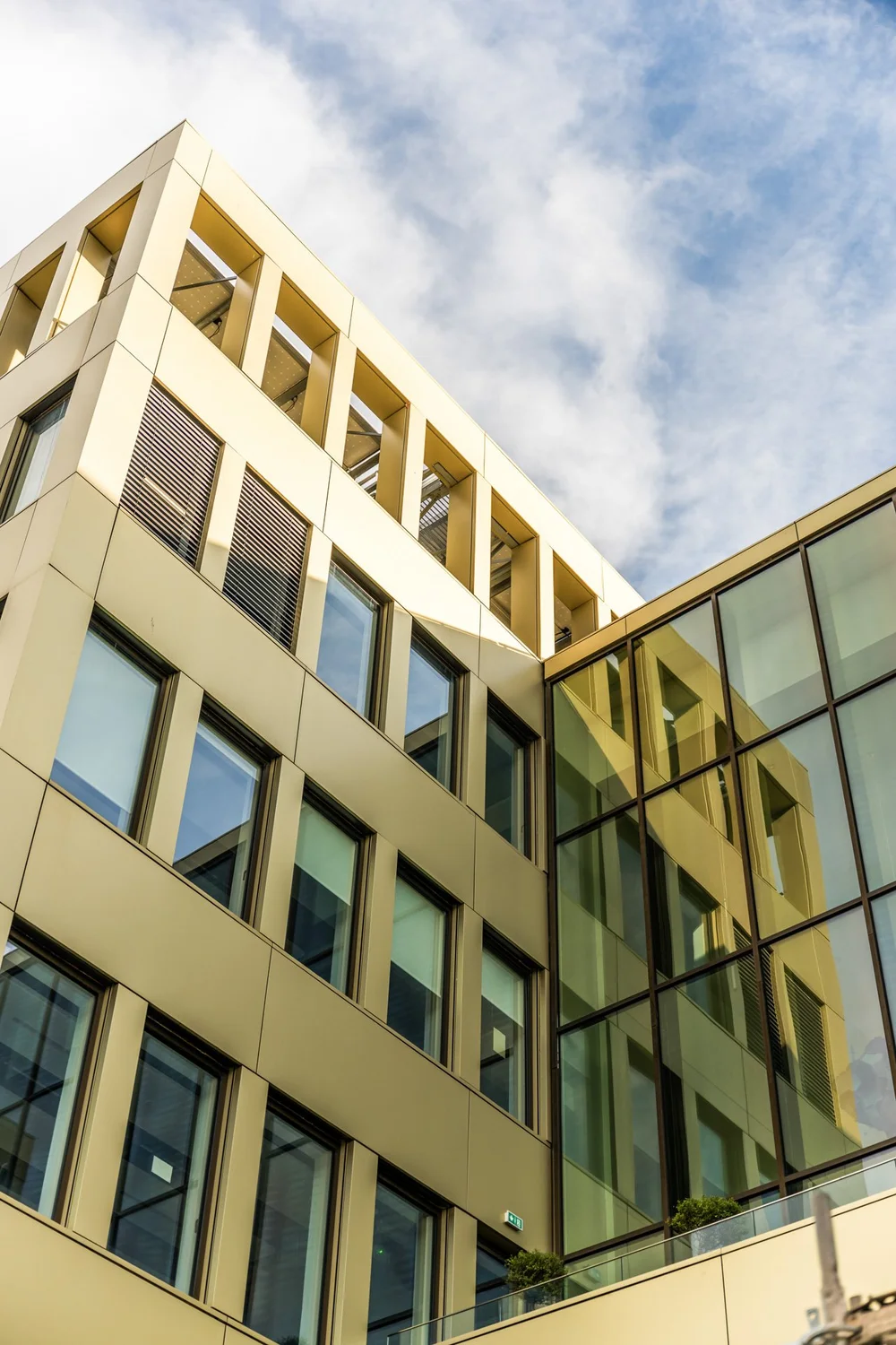 Prise de vue des bâtiments modernes et tech d'Intencity