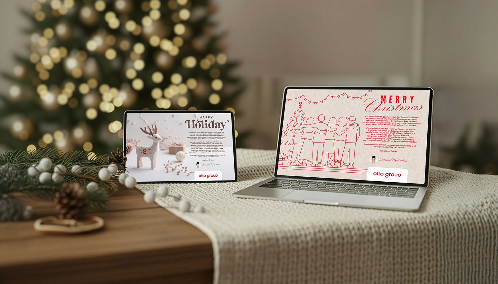 Mockup von zwei digitalen Weihnachtskarten der Otto Group auf einem Laptop und Tablet. Die Designs zeigen Illustrationen eines Rentiers und einer Menschengruppe in festlicher Atmosphäre, platziert auf einem weihnachtlich dekorierten Holztisch vor einem unscharfen Tannenbaum.