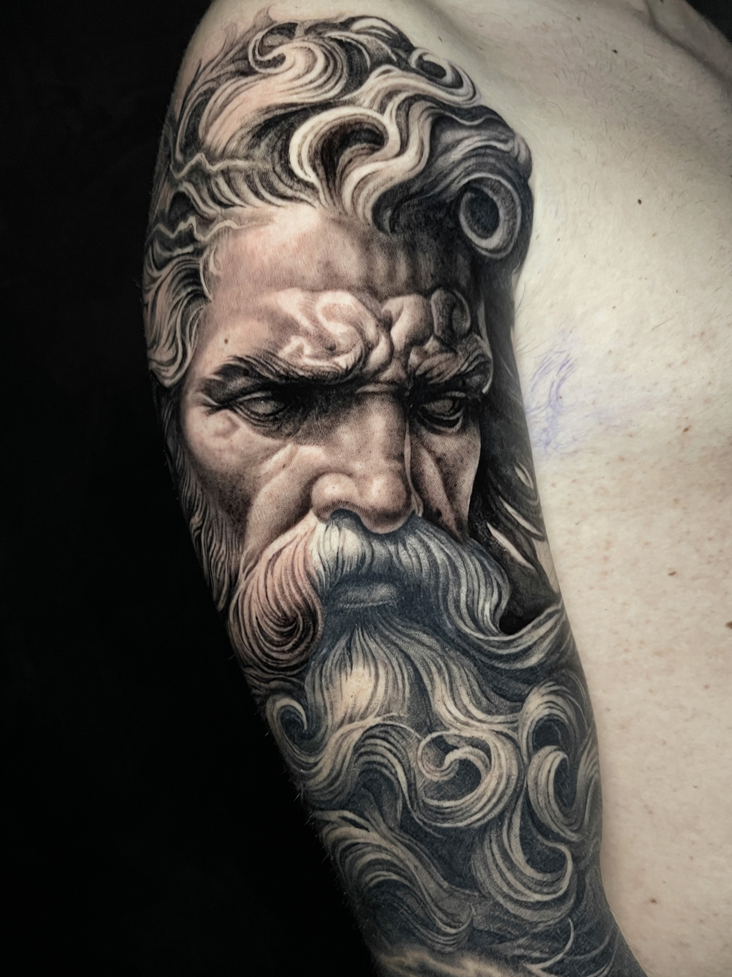 tatuaggio in stile giapponese sulla coscia