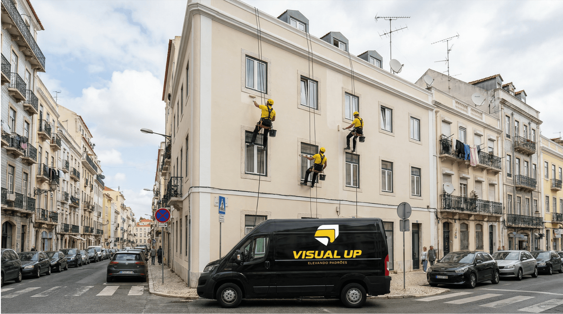 Equipa Visual Up com coletes amarelos a pintar fachada de edifício em Lisboa com acesso por cordas e carrinha da empresa