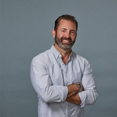man wearing black notched lapel suit jacket in focus photography