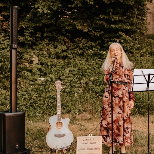 Sängerin Yvonne performt live im Grünen mit Gesang und Gitarre – stimmungsvolle Akustik-Musik für eure freie Trauung oder Hochzeitsfeier.