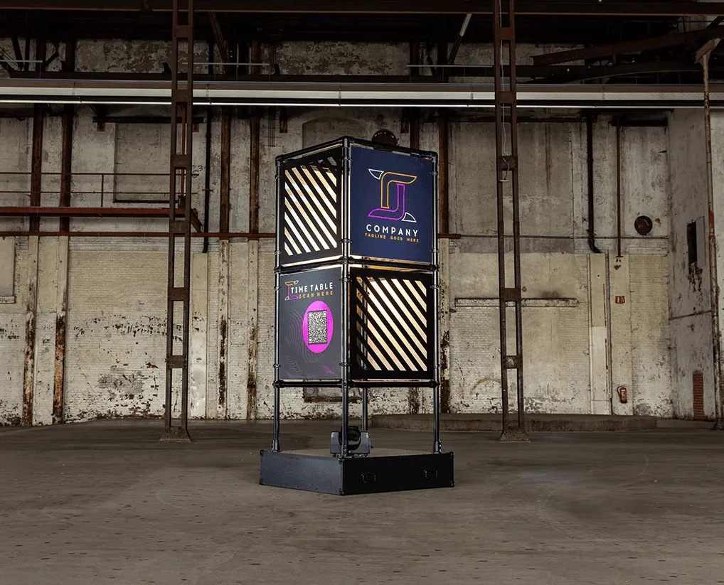 Wayfinding object. Grote vierkante platen gestapeld met branding op elk vlak
