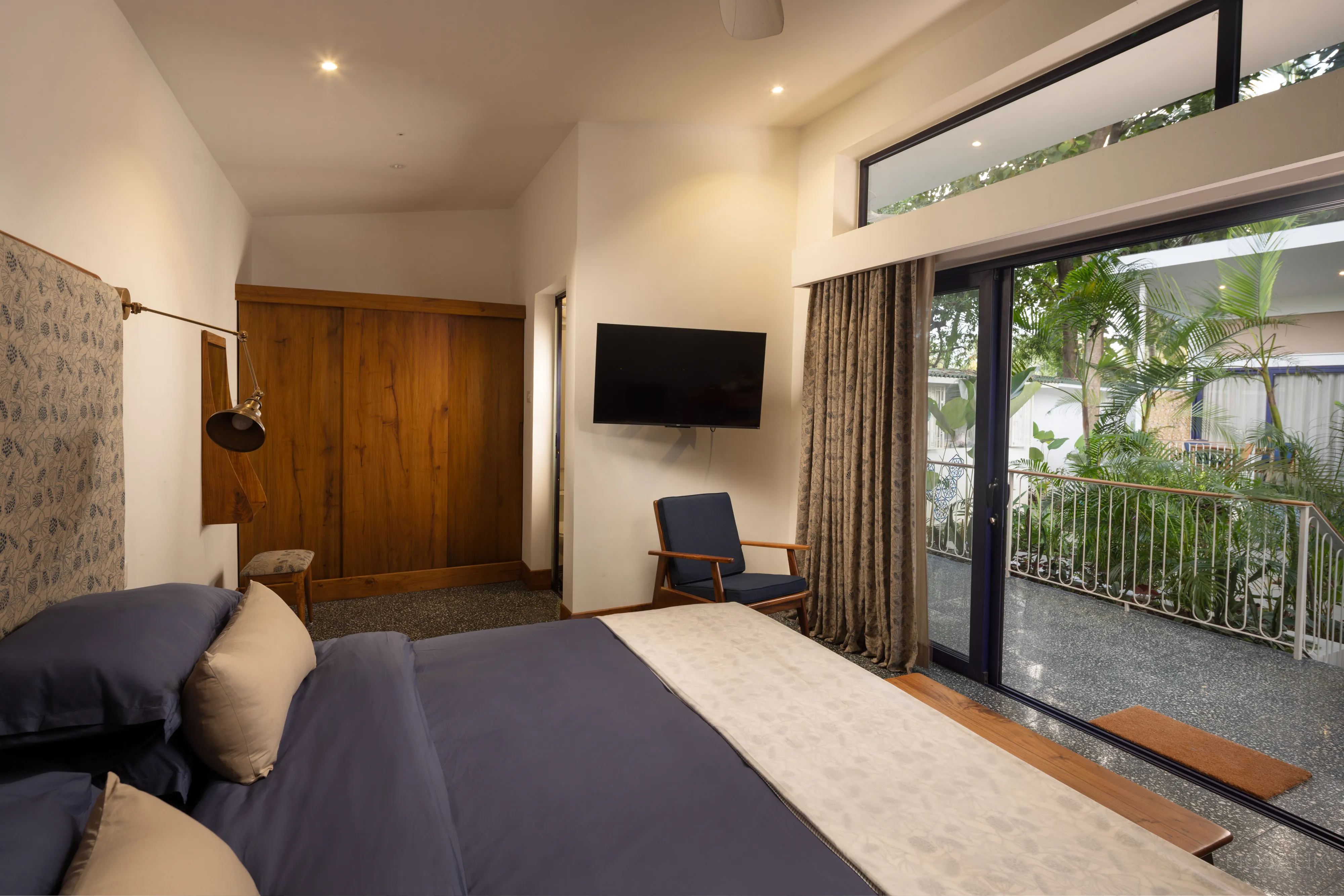 Room with private terrace access at Jaali Blue