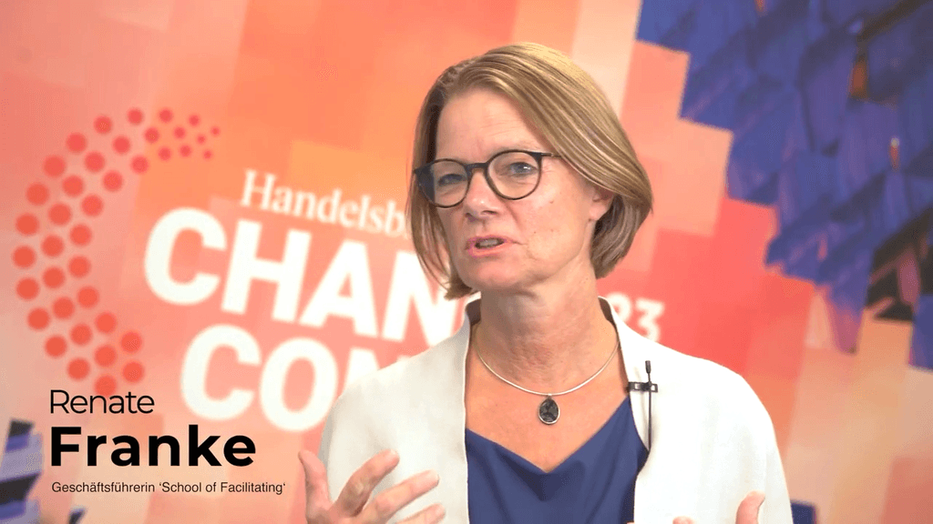Renate Franke, eine der drei Gesellschafterinnen der school of facilitating redet.