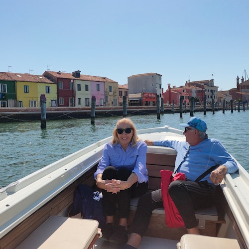 美国客户在佩莱斯特里纳乘船游览期间