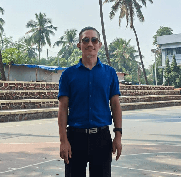 woman wearing black long-sleeved top