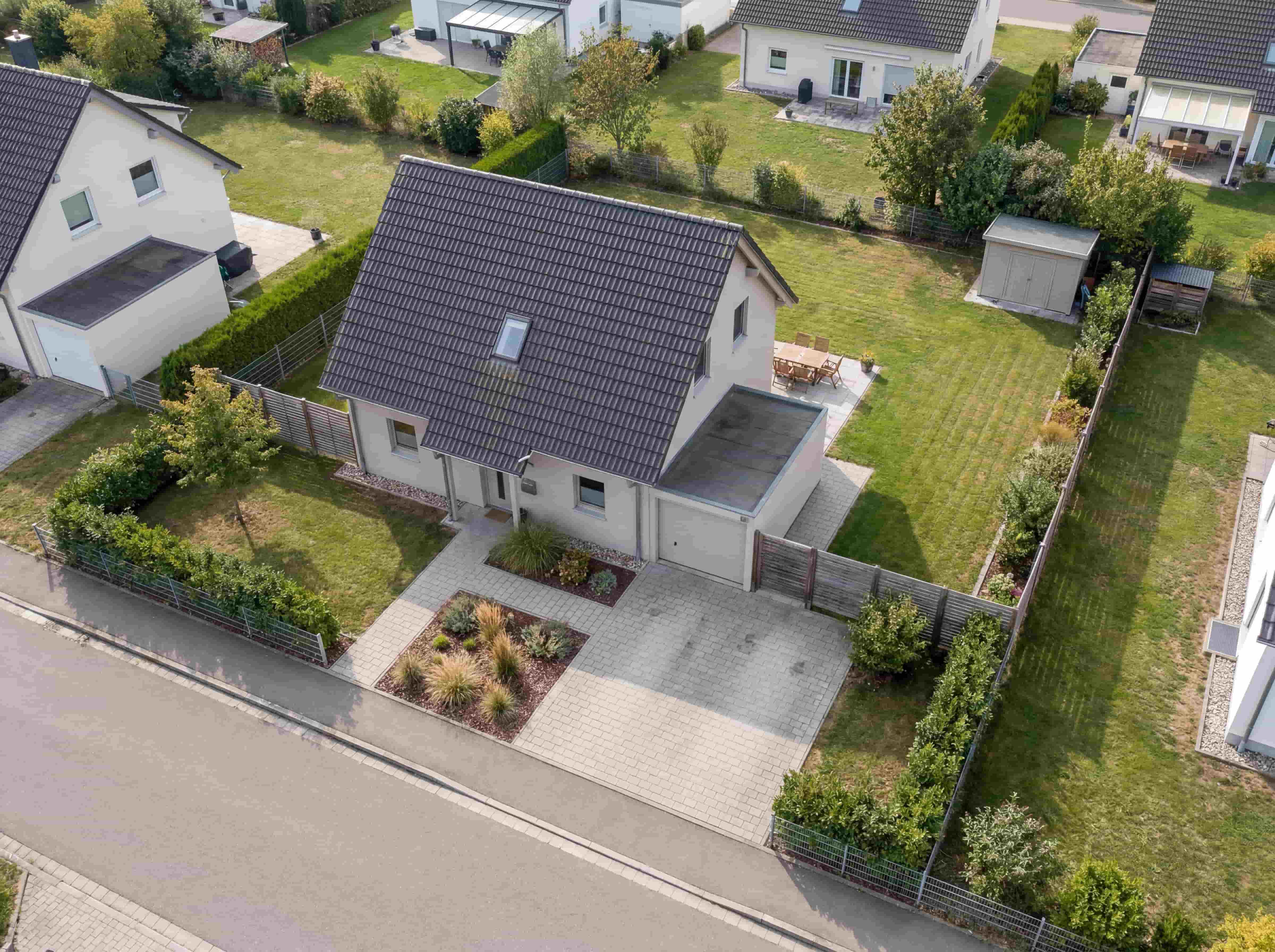 Luftaufnahme eines modernen Einfamilienhauses als Objekt einer Immobilienbewertung