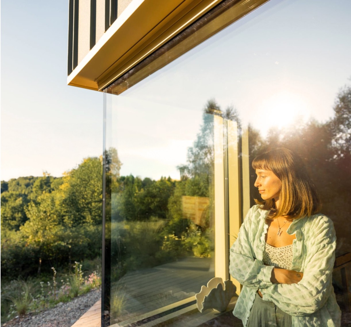 Een modern interieur met slimme technologieën die het wooncomfort verhogen.