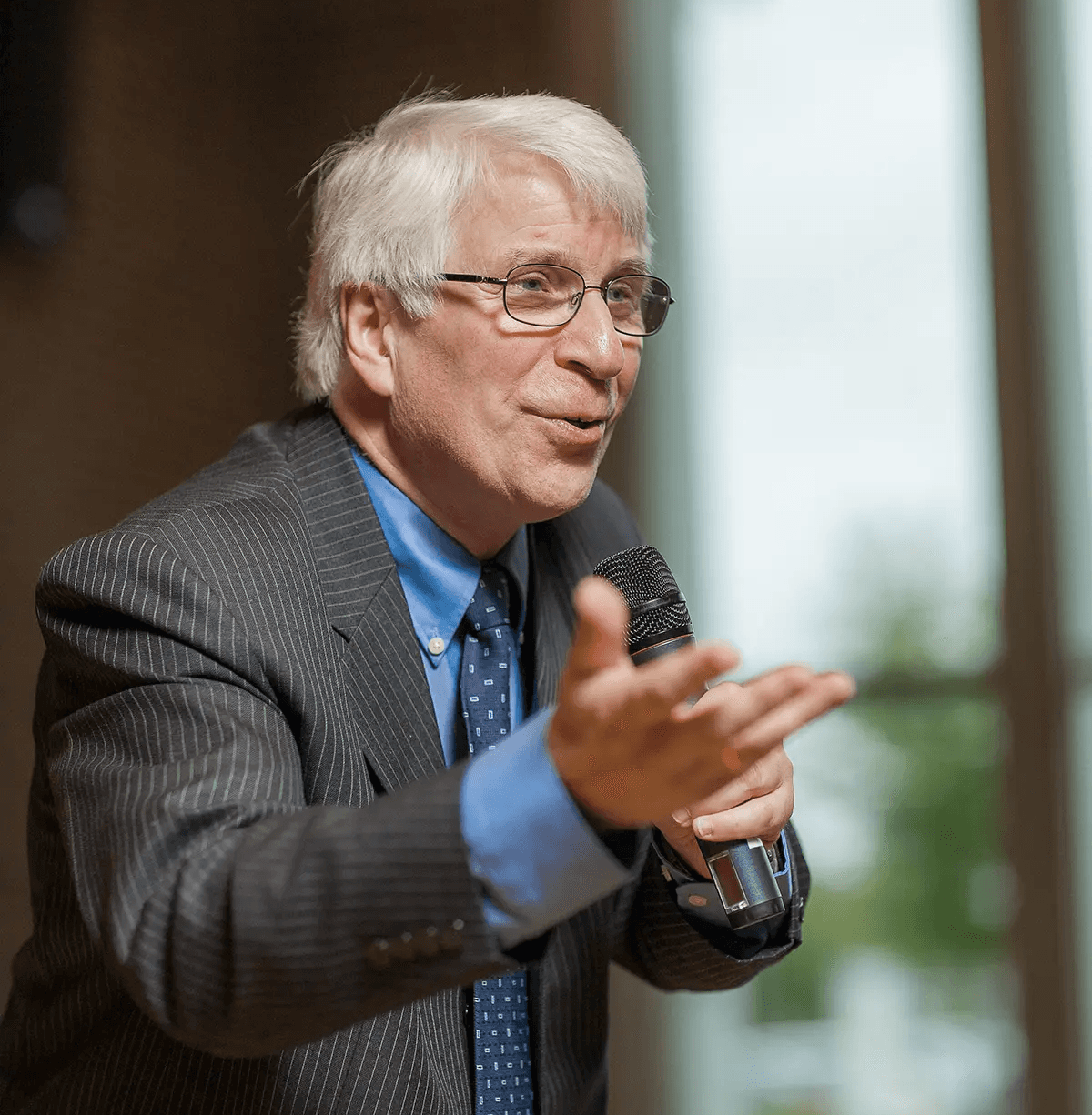 Bilde av Svein-Magne Pedersen som forkynner gudsord om helbredelse.