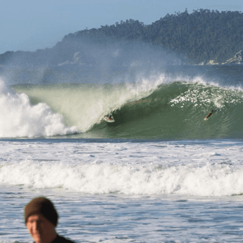 Surfer riding a wave – surfboard rental in florianopolis.