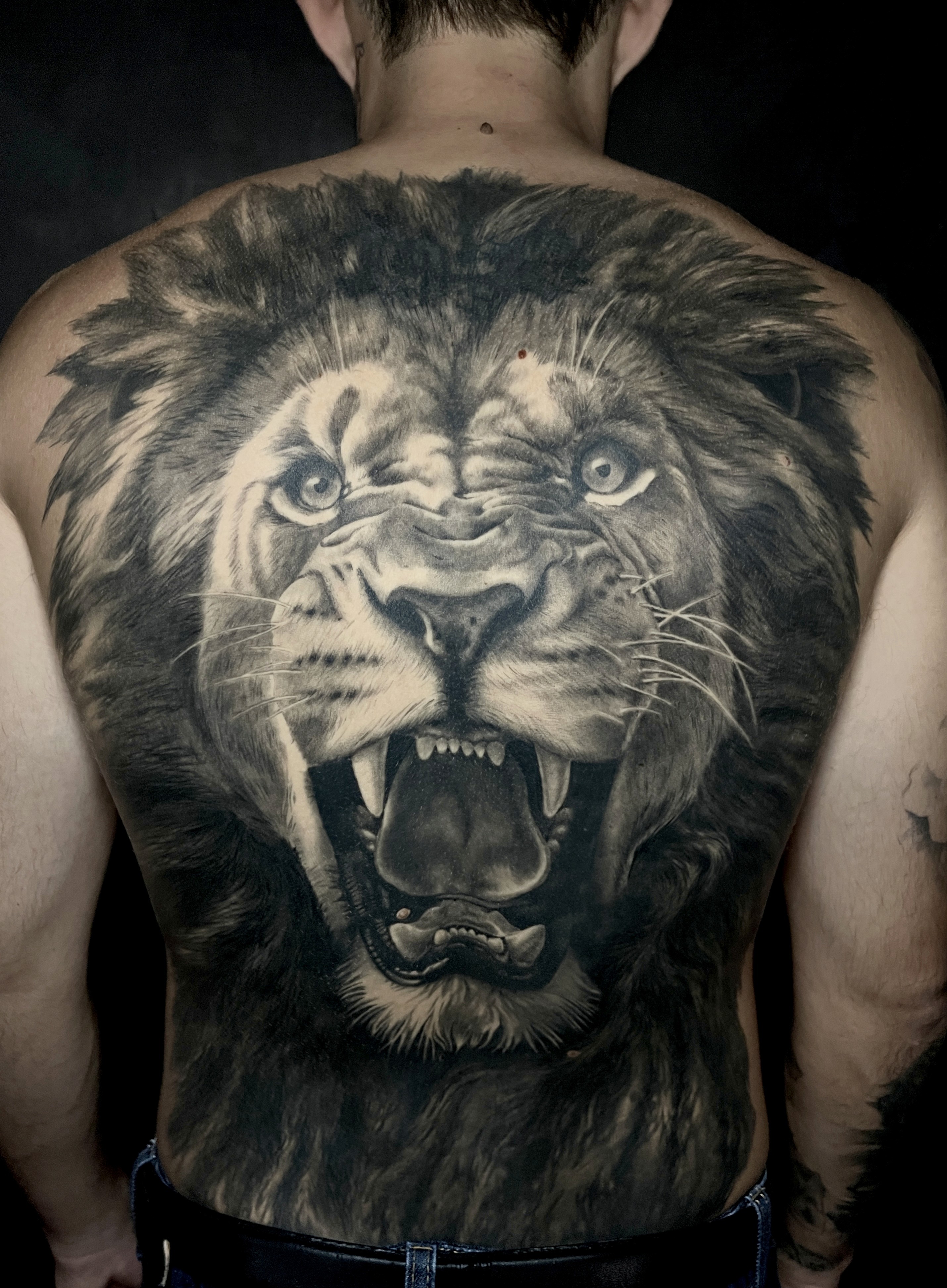 tatuaggio sull'avambraccio in stile chicano