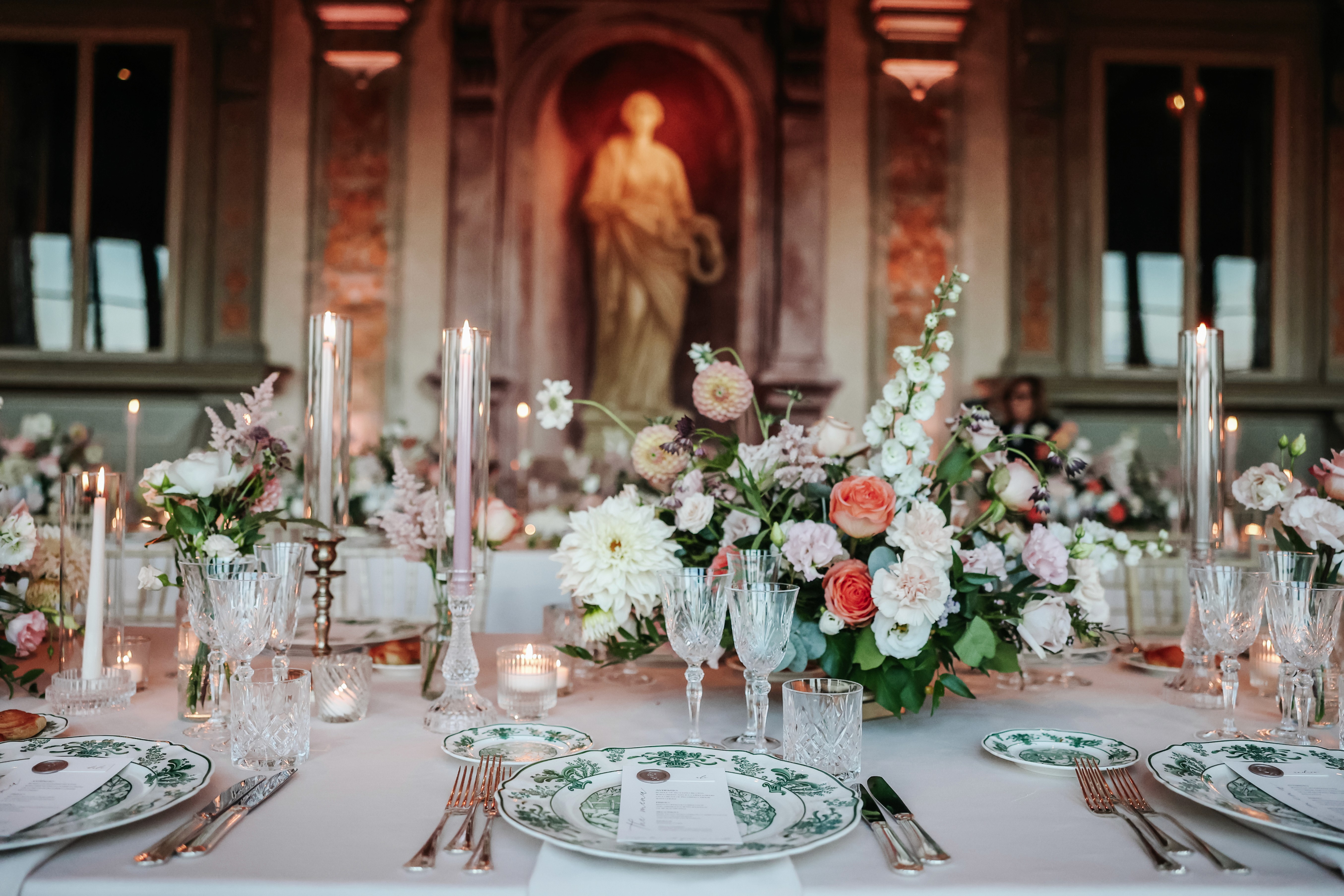 Tavola elegante per matrimonio ed evento aziendale con servizio di luxury catering, decorazioni naturali, uva, candele e mise en place raffinata all’aperto