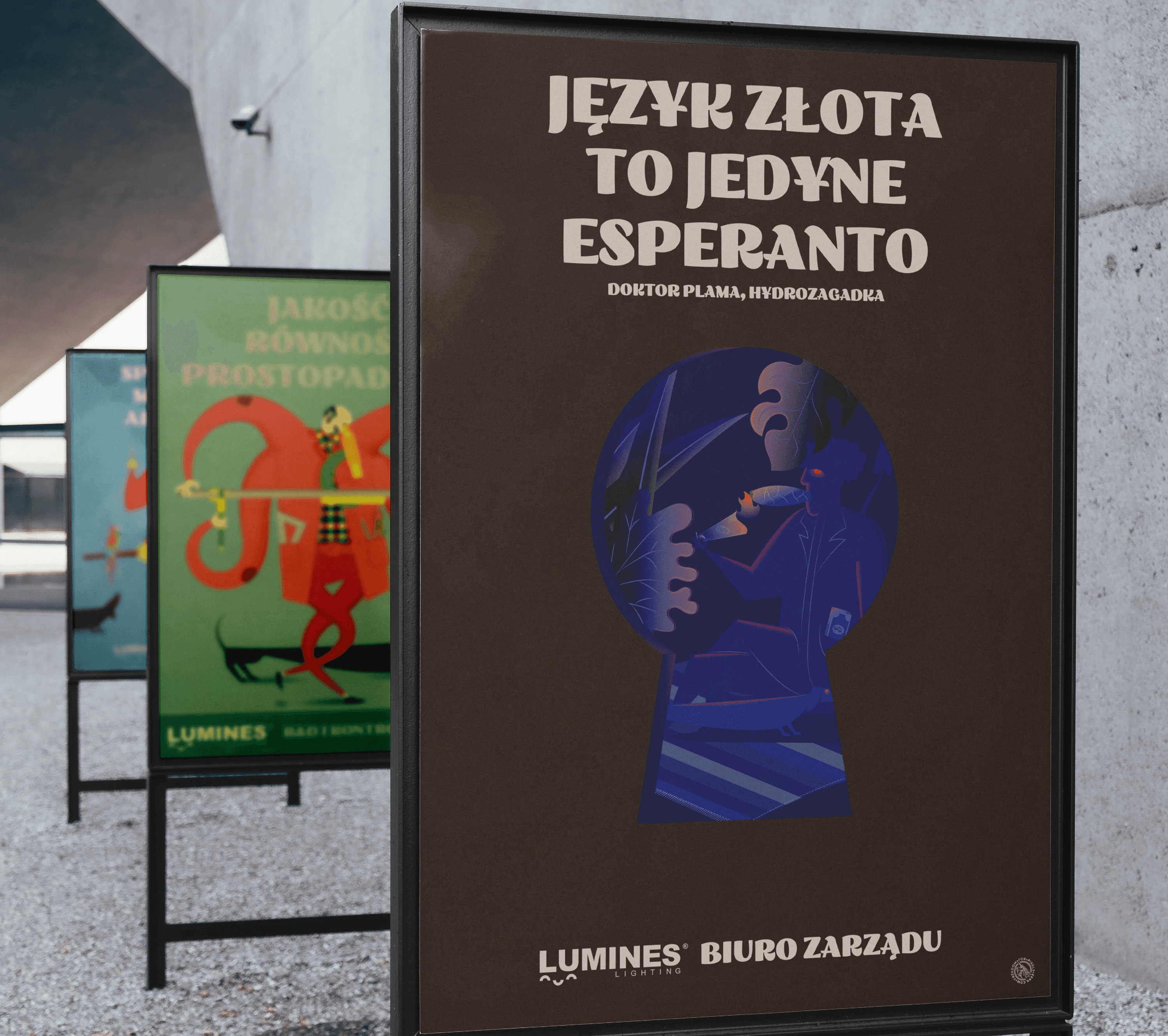 Plakat. Patrzysz przez dziurkę od klucza. W ciemnym pomieszczeniu siedzi boss i zapalonym banknotem podpala cygaro. Hasło: język złota to jedyne esperanto