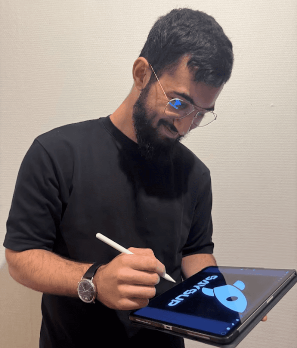 Photo de Adam entrain de créer un logo