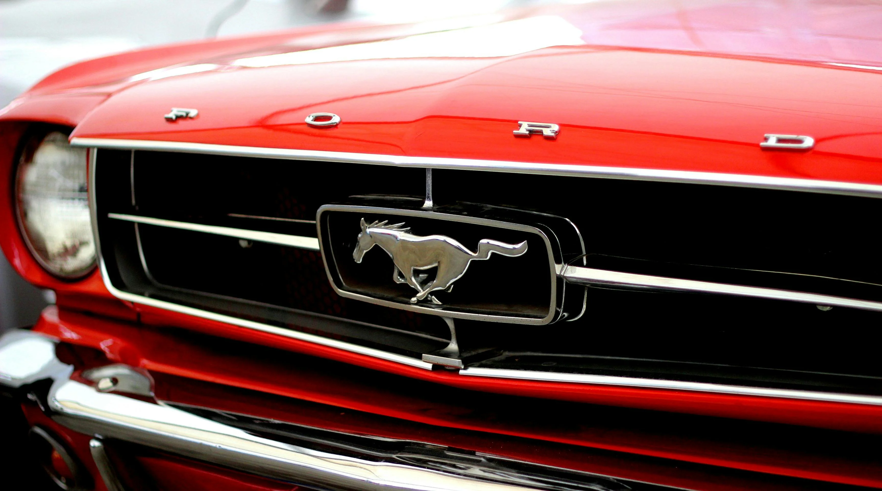 Avant emblématique d’une voiture américaine rouge, symbole du style, de la puissance et de la culture automobile des États-Unis.