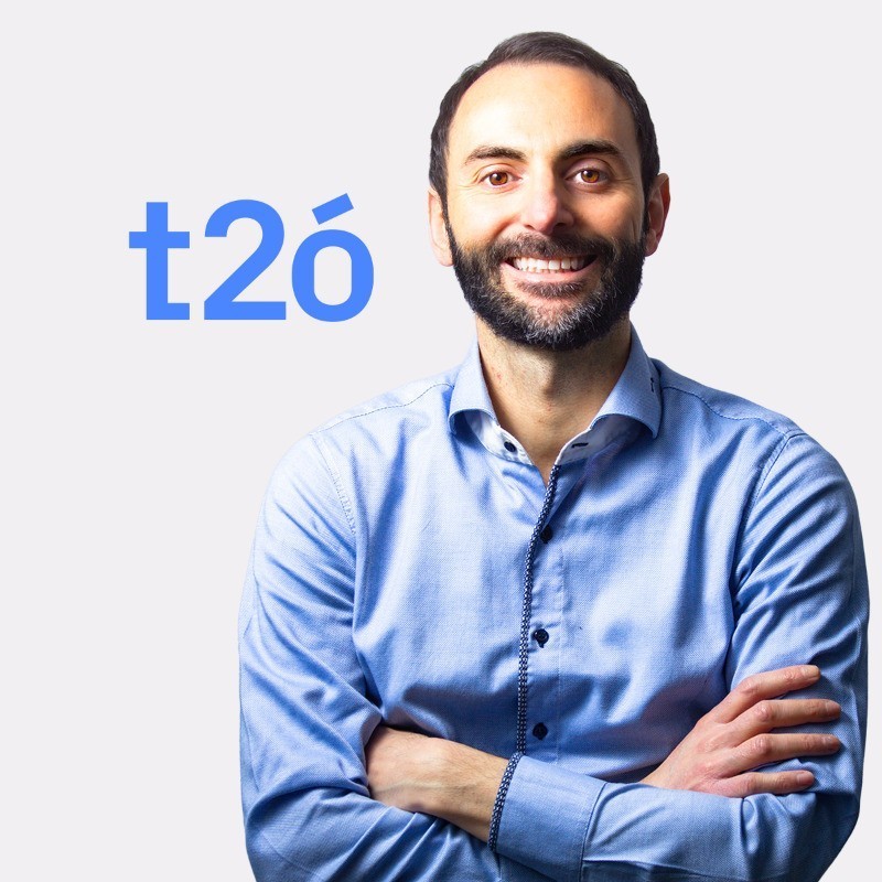 Boscolo Viaggi x t2o testimonial photo, portrait of a man in a light blue shirt beside the t2o logo