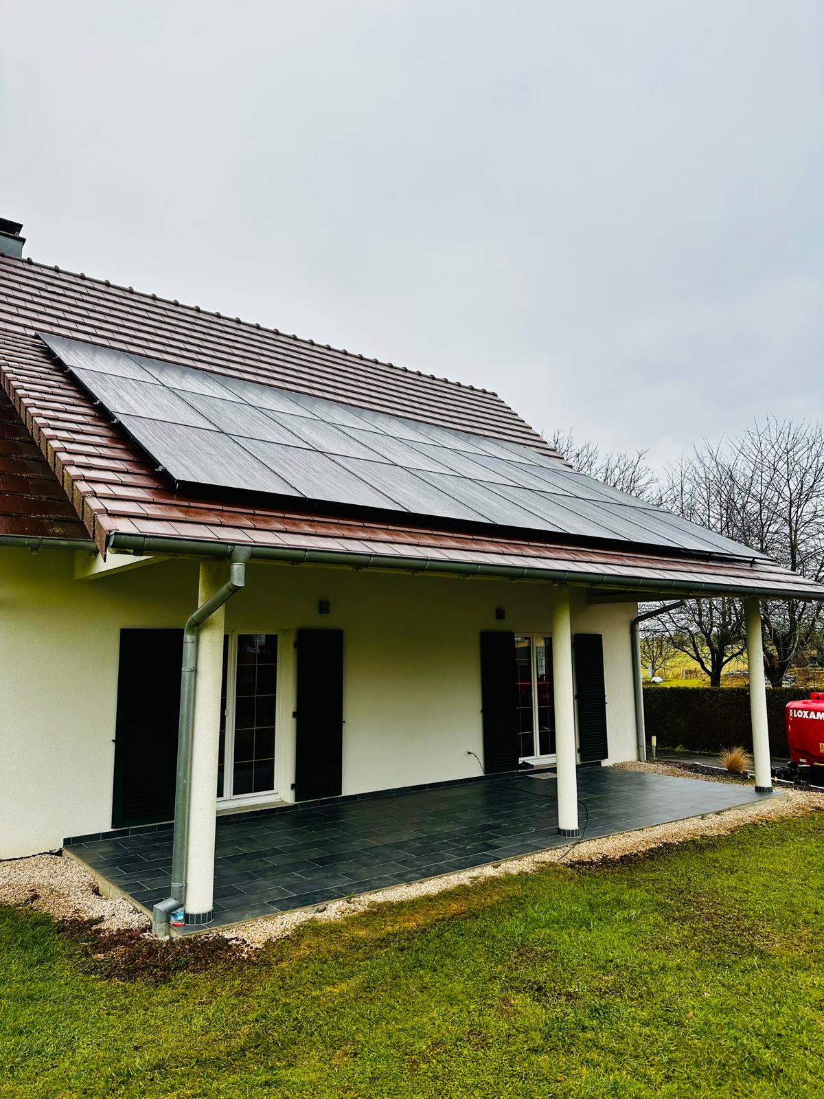 Pose de panneaux photovoltaïques à Huningue
