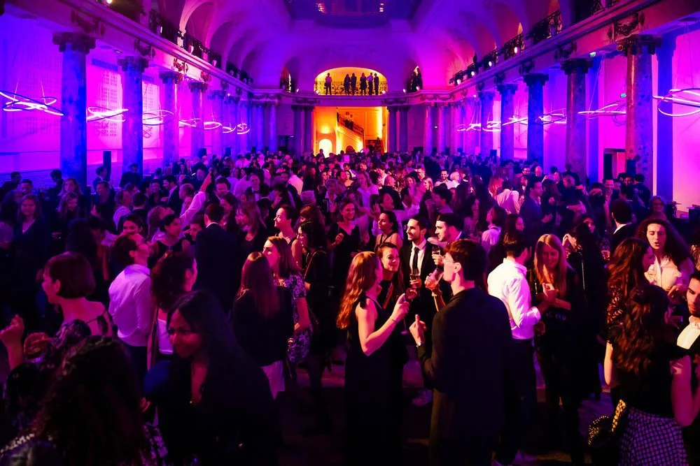 Travail de la lumière lors d'une soirée avec un grand nombre de participants