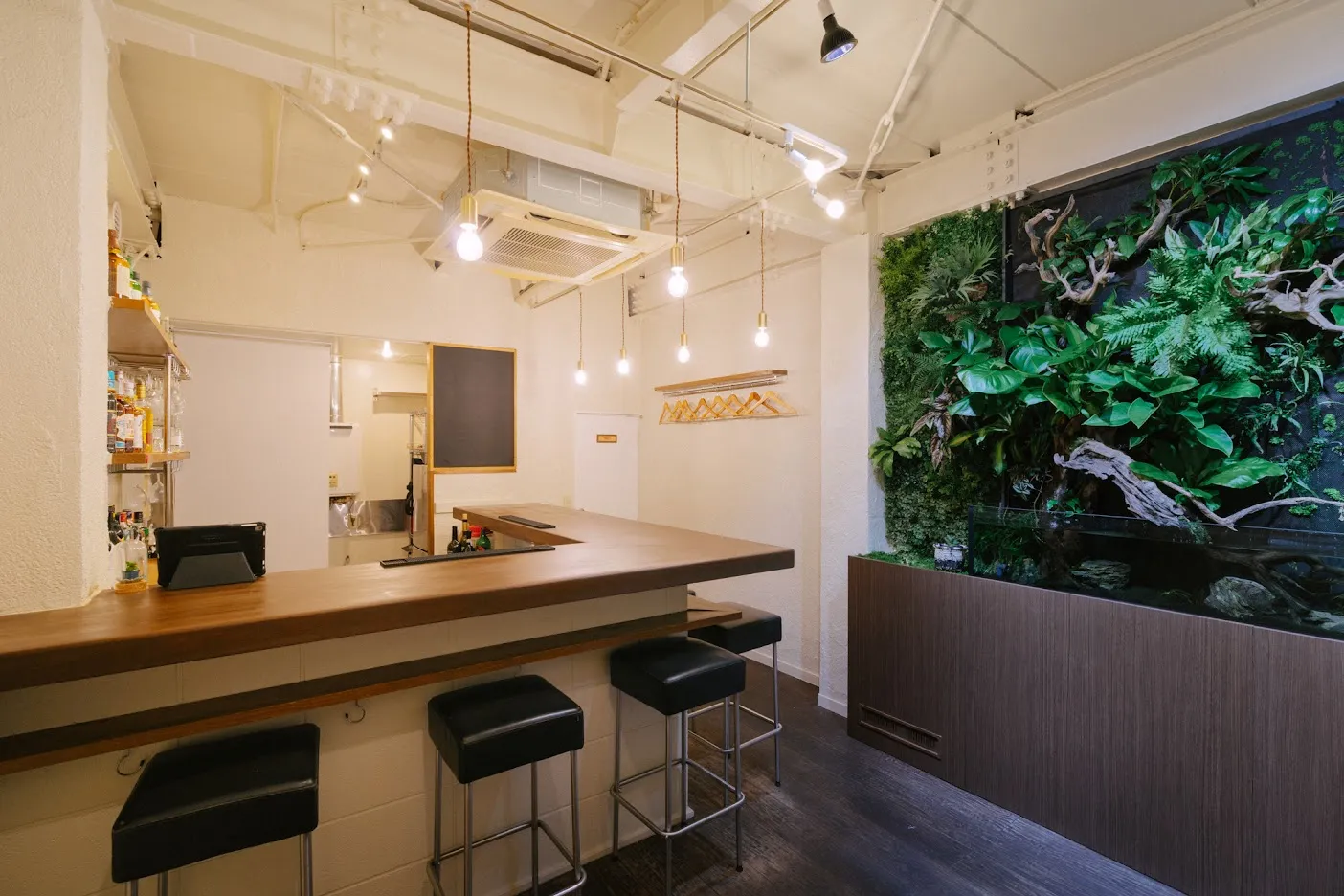 飲食店の内装に調和したグリーンウォール一体型アクアリウム水槽