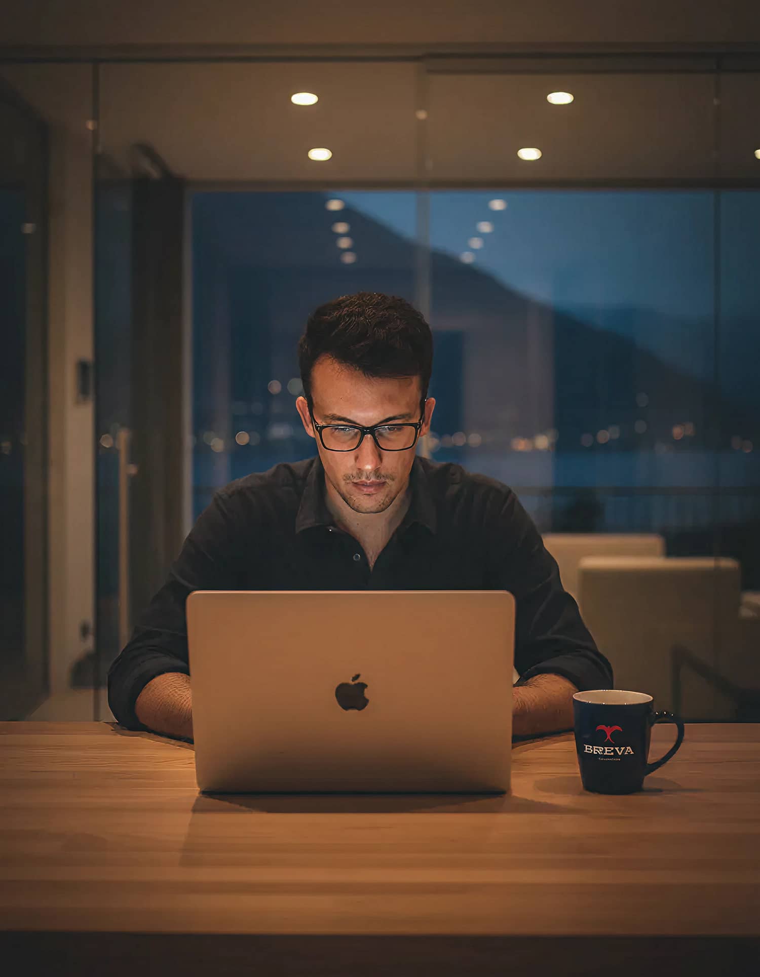 Property manager lavora alla pubblicazione di un annuncio online di una casa a como