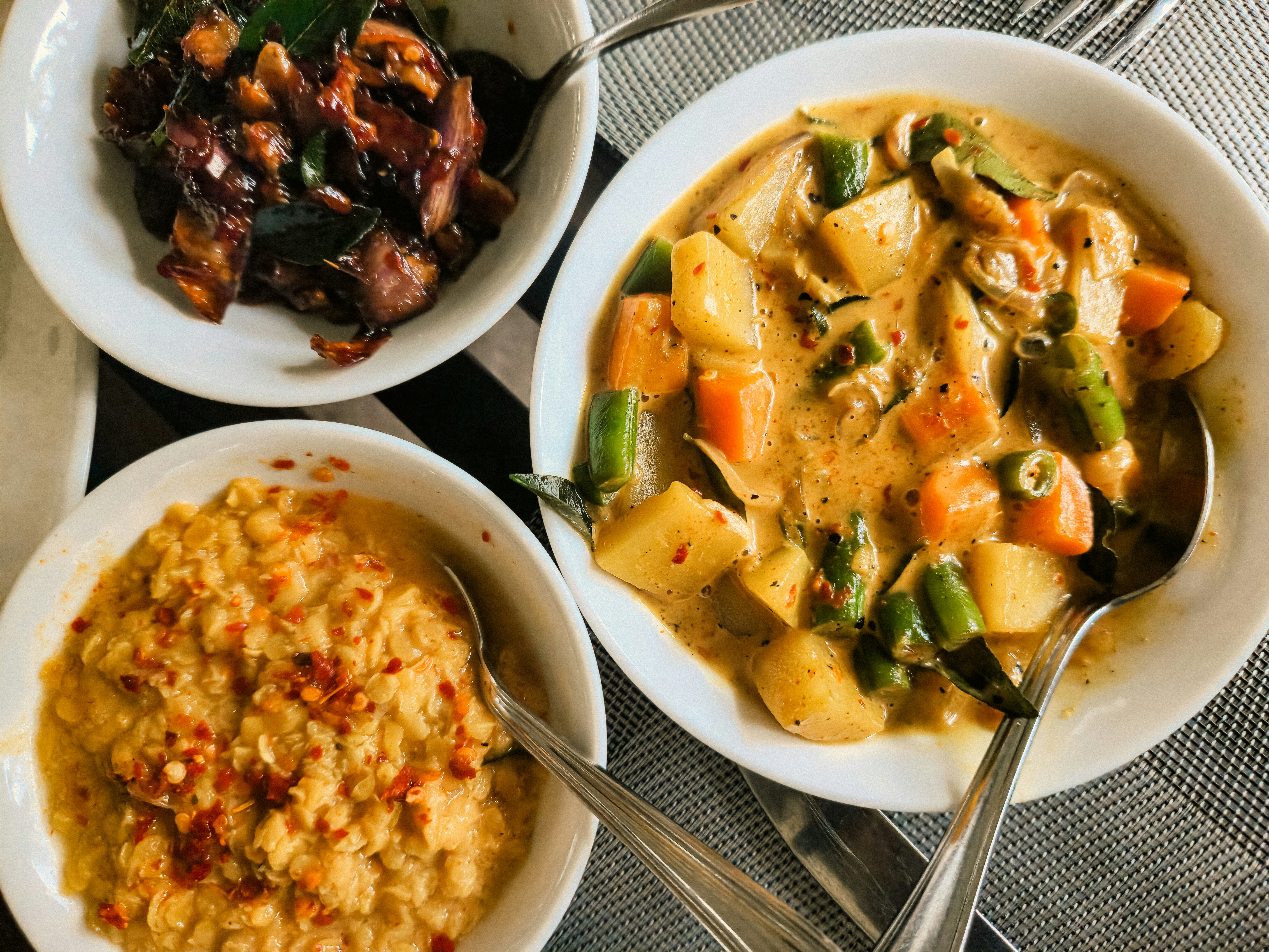 A delicious spread of Sri Lankan rice and curry dishes