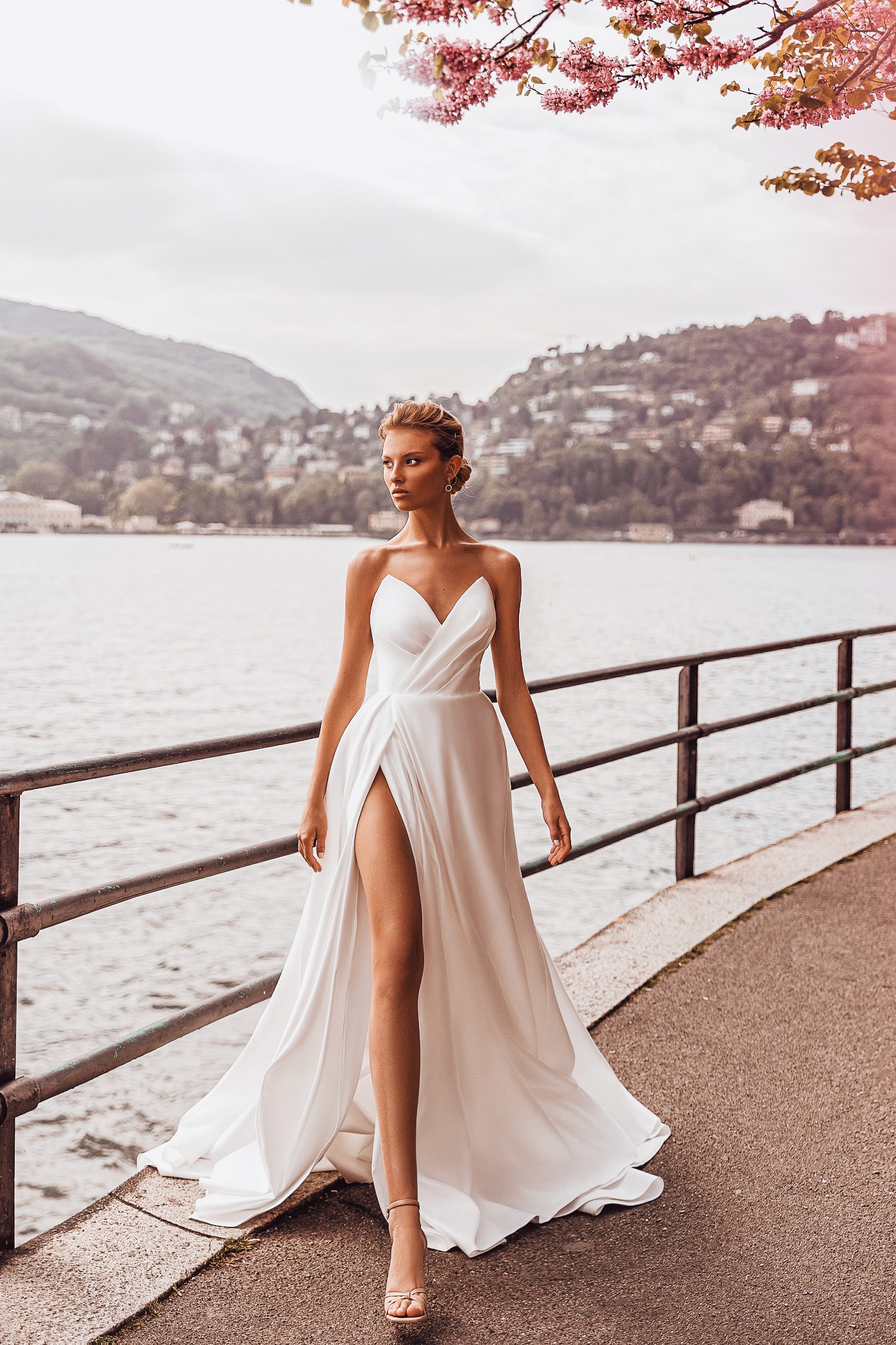 Elegantes Strandkleid mit Perlendetails