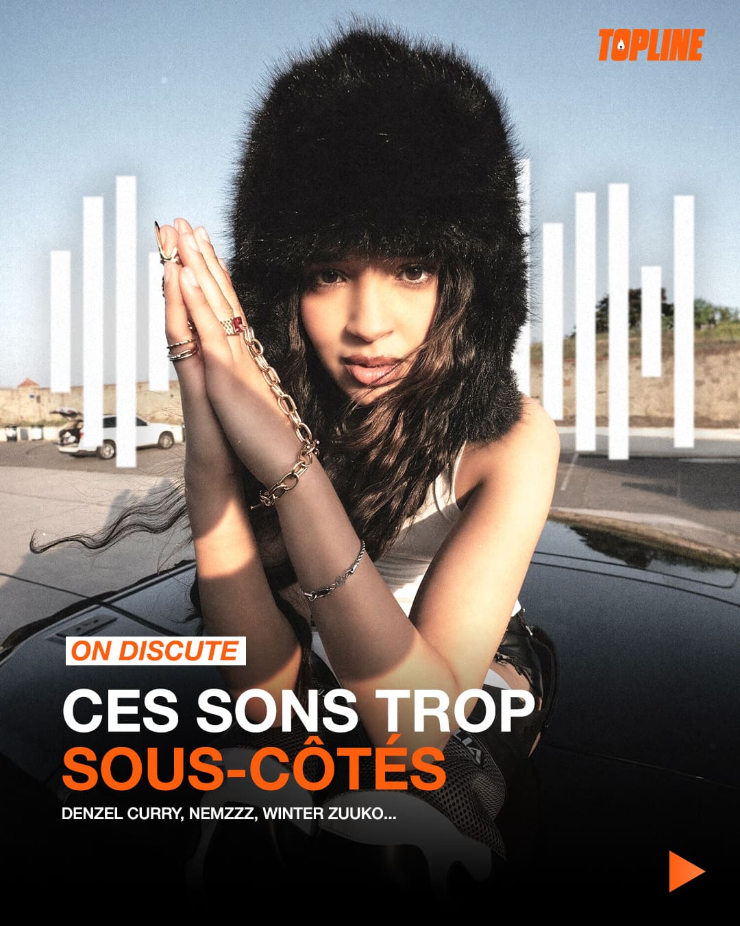 Exemple de post pour les réseaux sociaux du média musical TopLine, portant le titre 'CES SONS TROP SOUS-CÔTÉS'. L'image est une composition graphique audacieuse : au premier plan, une artiste ou influenceuse (vue dans les visuels précédents) portant un bonnet en fourrure noire et des bijoux dorés, posant de manière stylisée sur une voiture en extérieur. Le titre du contenu est en typographie percutante, en blanc et orange vif. En arrière-plan, un graphique blanc minimaliste en forme de barres de son vient illustrer le thème. Le post est destiné à générer de l'engagement et du contenu sur le rap/musique urbaine pour les réseaux sociaux de TopLine, démontrant l'expertise de Nux-Studio en graphisme et stratégie de contenu social.