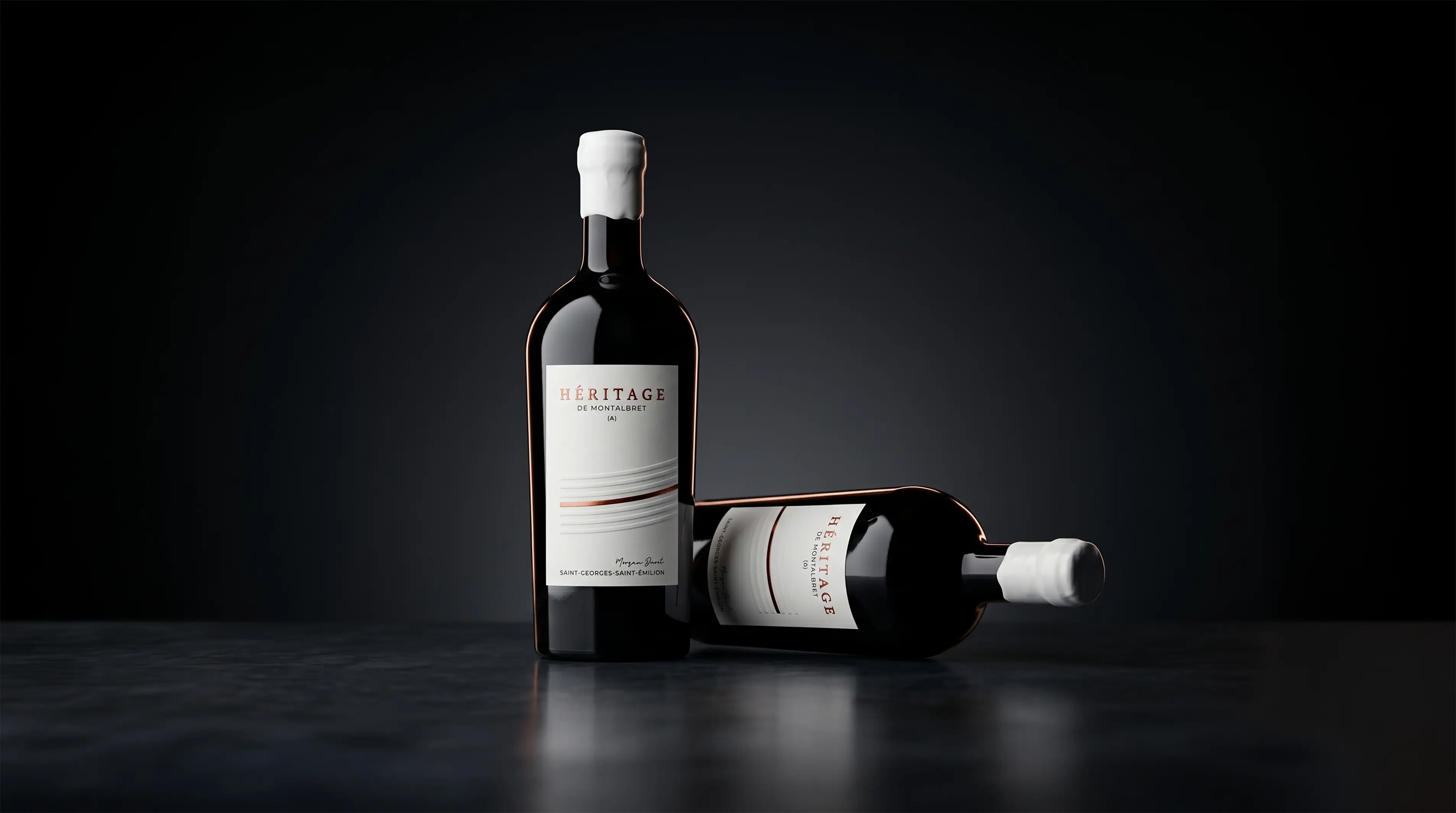 Deux bouteilles de vin Héritage au design élégant et minimaliste.
