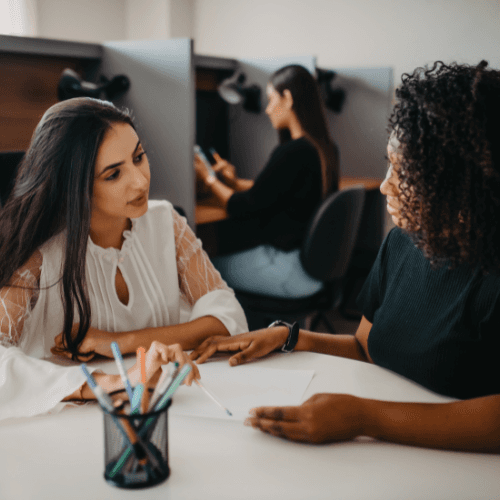 Persoon die uitkijkt over de kustlijn, als symbool voor duidelijkheid, overzicht en transparantie in vacatures bij CYRA.