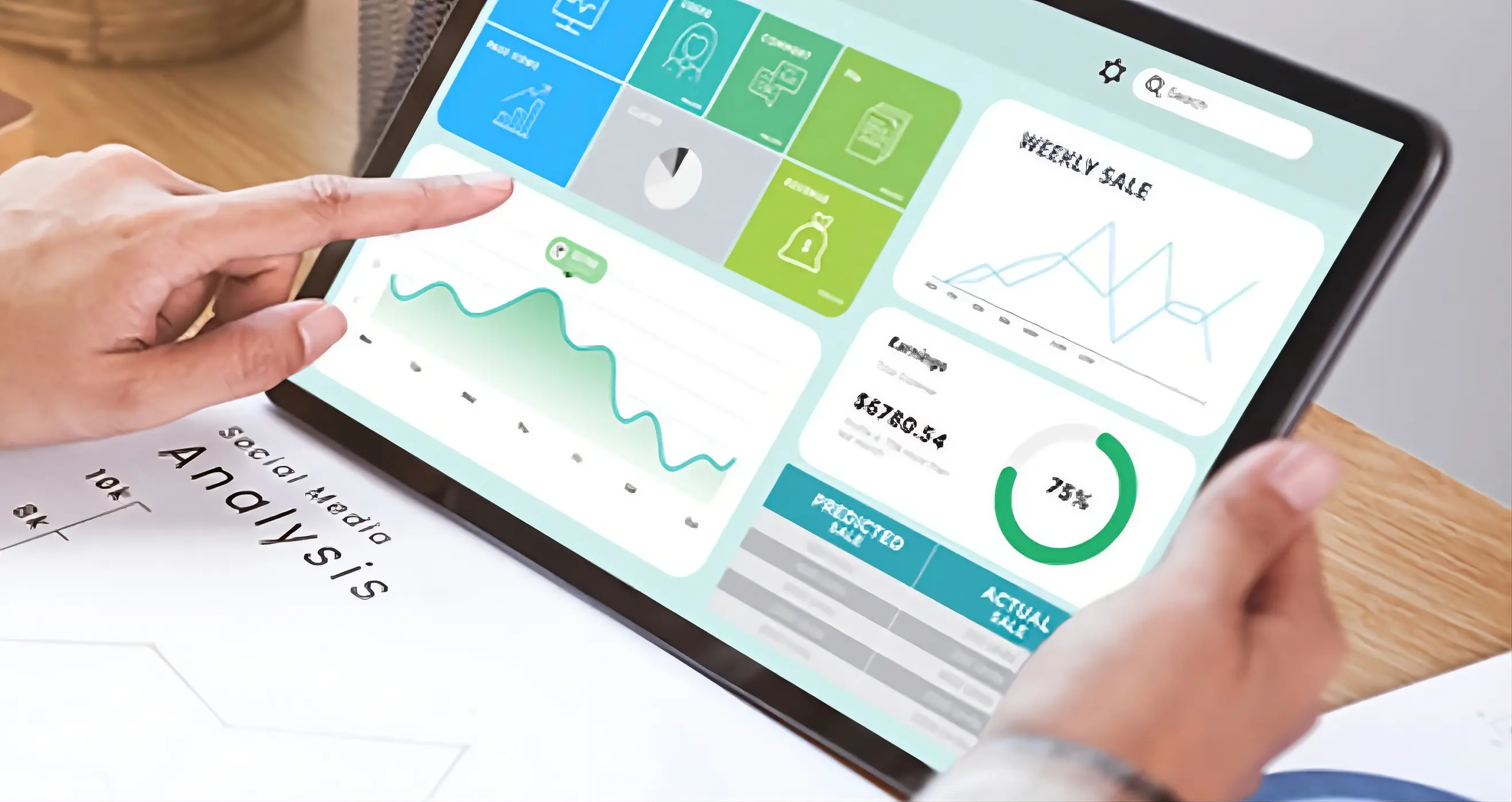 Mani che tengono un tablet con una dashboard di analisi dati e grafici.