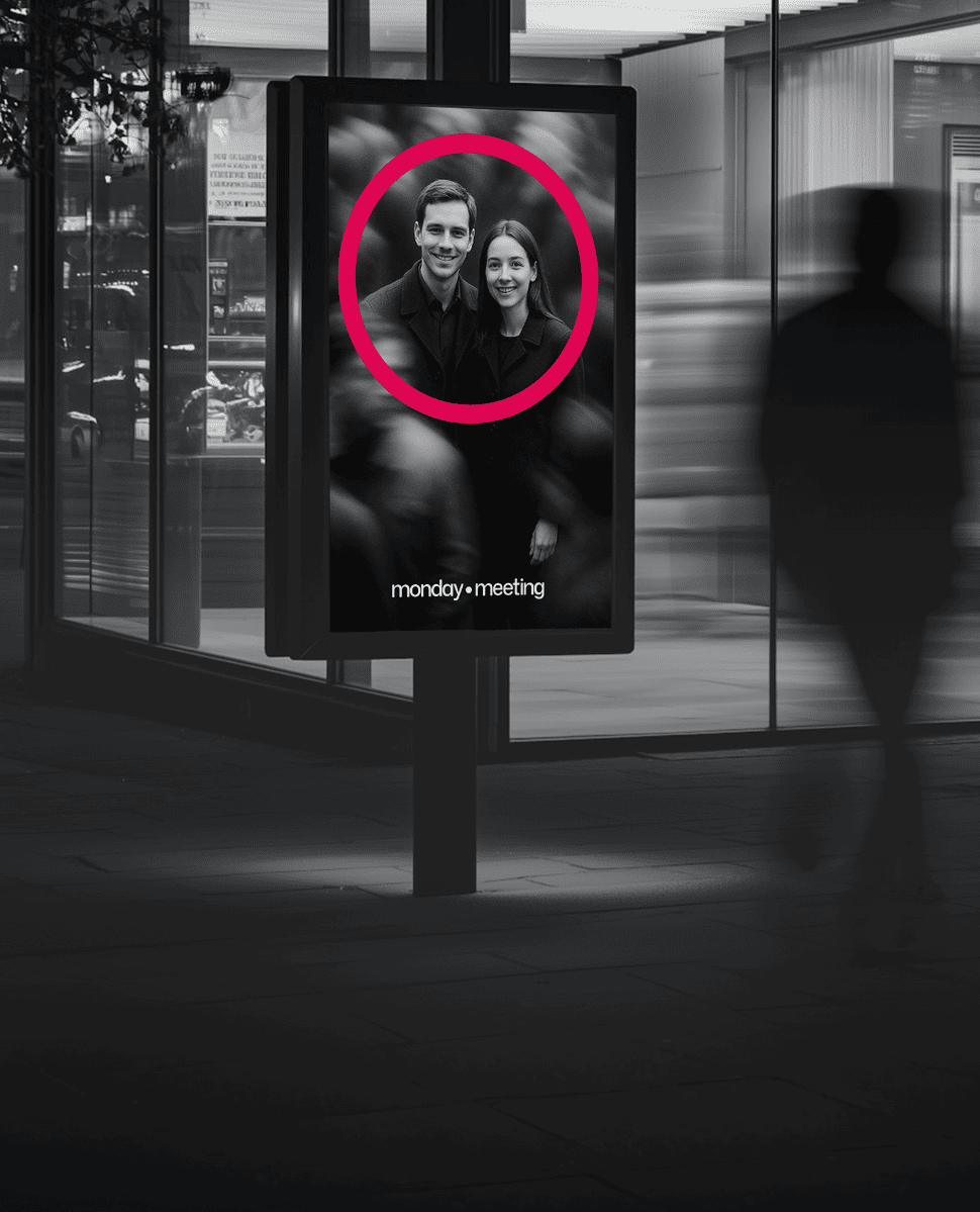 Mupi urbano con una pareja enmarcada por un círculo magenta, representación de cómo Mondaymeeting pone a las marcas en el foco.