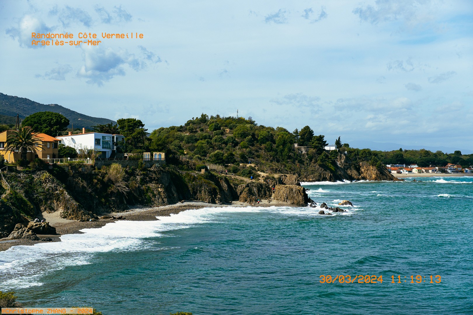 Vue panoramique des falaises et maisons surplombant la mer à Argelès-sur-Mer.